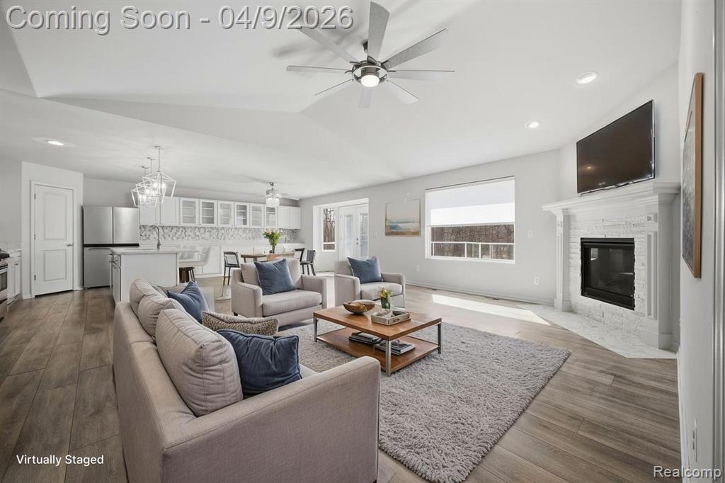 270 Greenan Lane, Lake Orion, MI 48362 — Photo 2