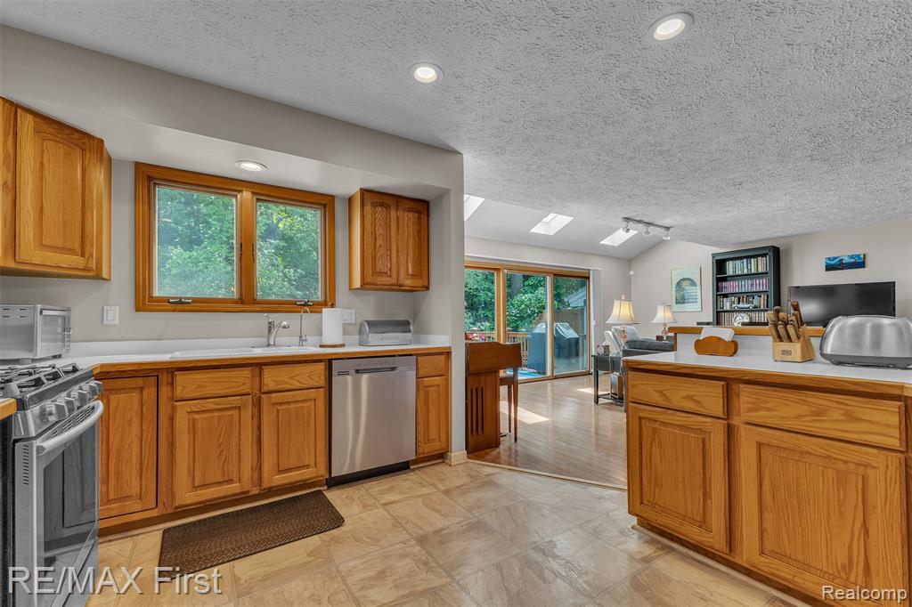 6547 Scenic Pines Court, Clarkston, MI — Photo 10