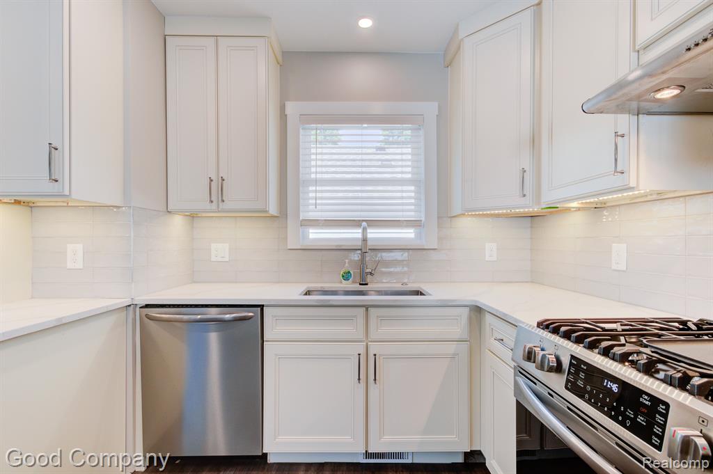 530 W HAZELHURST Street, Ferndale, MI 48220 — Photo 12