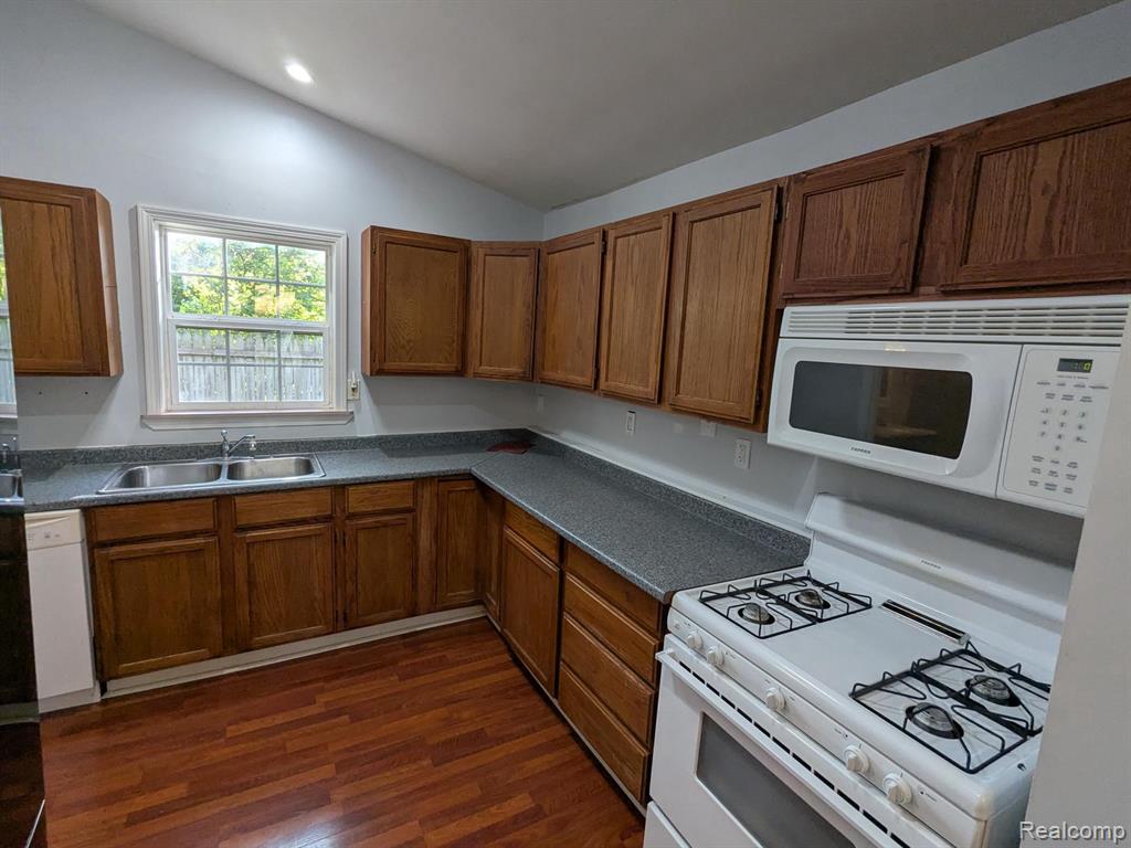 2305 Hester Court, Keego Harbor, MI 48320 — Photo 7