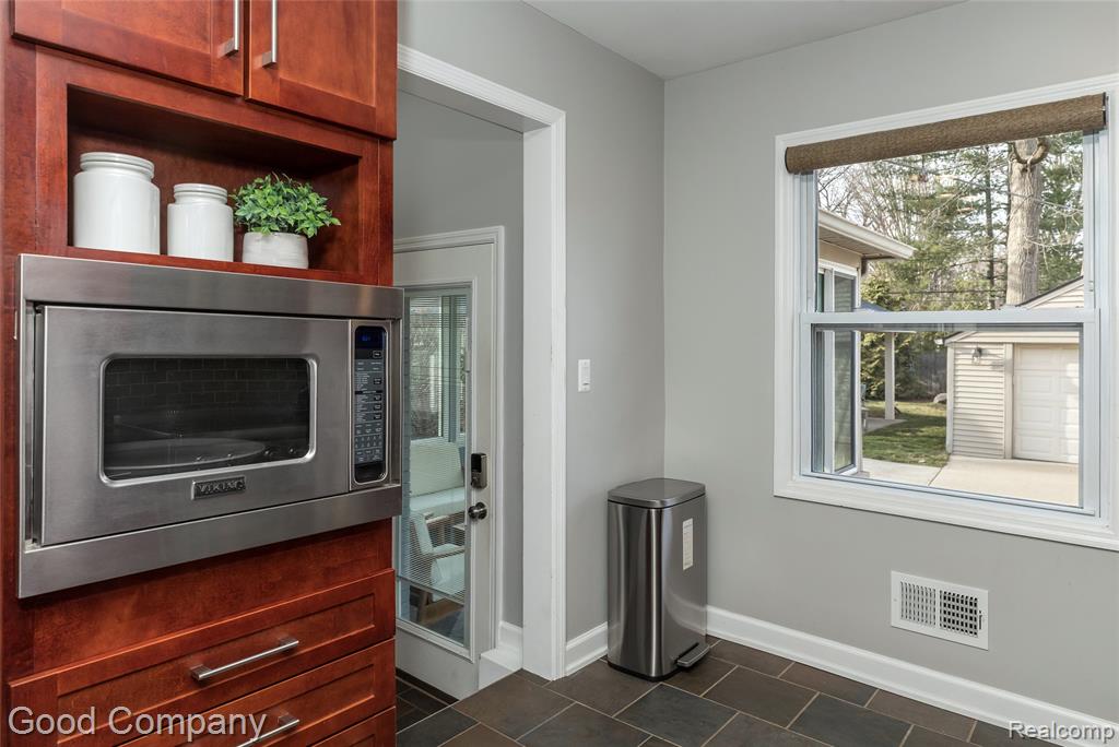 702 Orchard View Drive, Royal Oak, MI 48073 — Photo 9