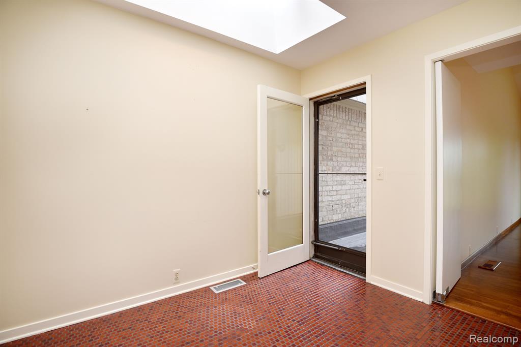 5132 WOODLANDS Lane, Bloomfield Hills, MI 48302 — Photo 14