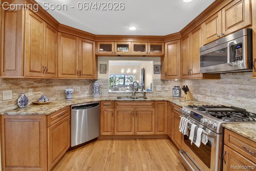 39852 Glenview Court, Northville, MI 48168 — Photo 12