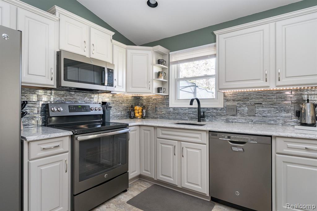2941 Silverhill Drive, Waterford, MI 48329 — Photo 16
