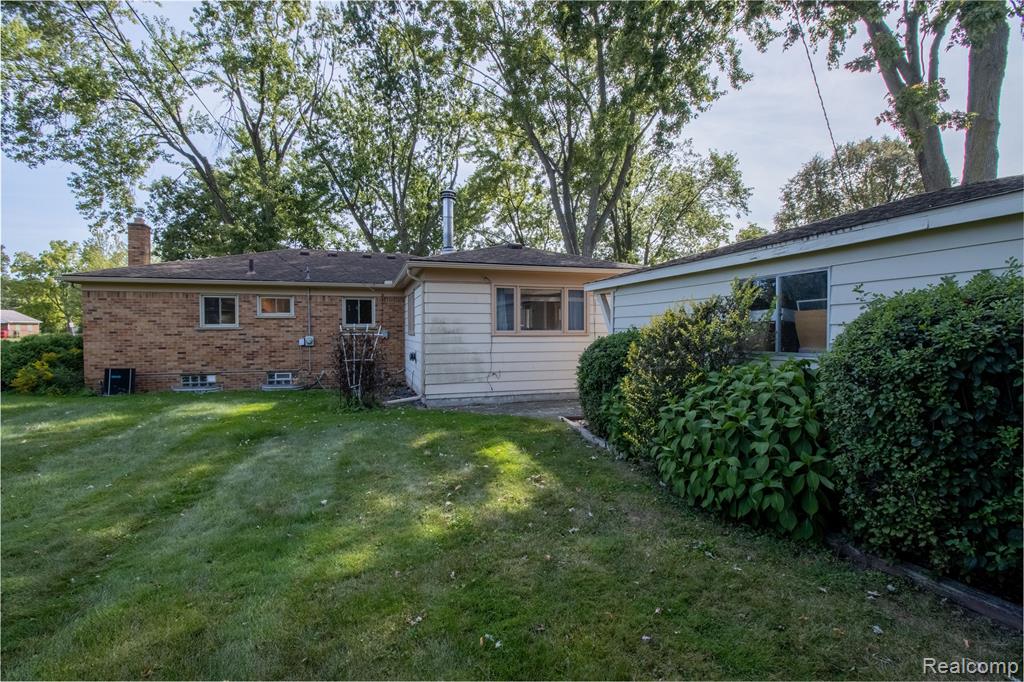 17058 W 13 Mile Road, Beverly Hills, MI 48025 — Photo 38
