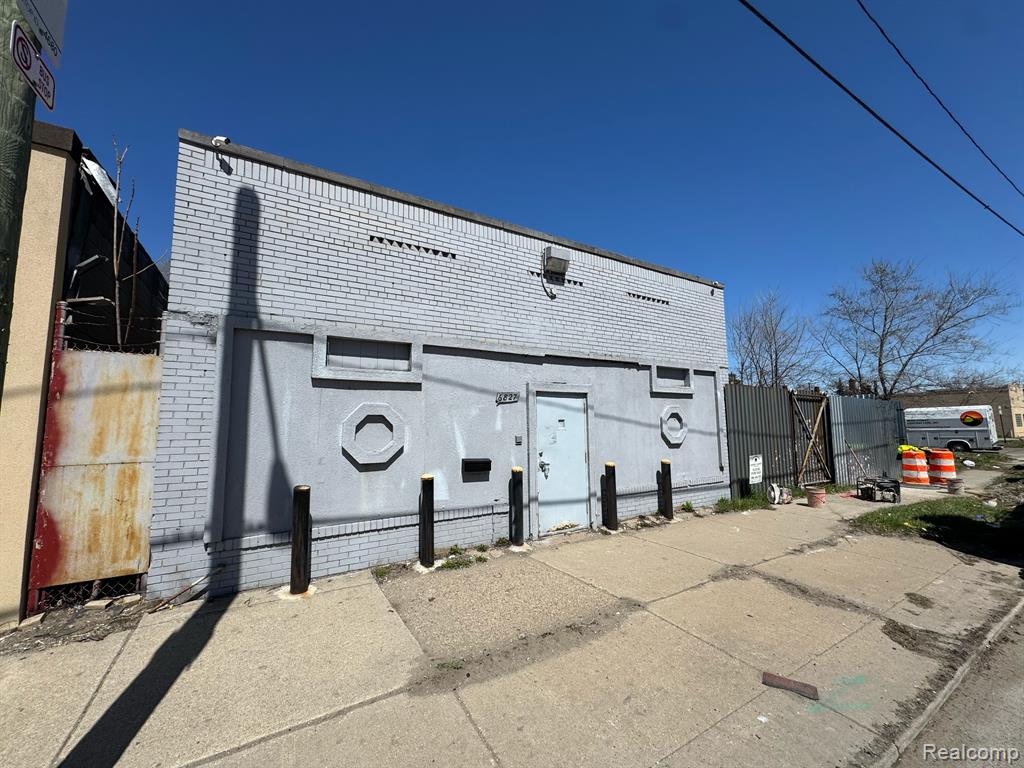 6827 E 7 MILE Road, Detroit, MI 48234 — Photo 2