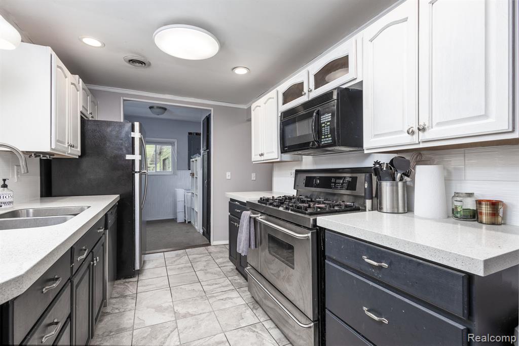 656 Lawson Drive, Lake Orion, MI 48362 — Photo 13