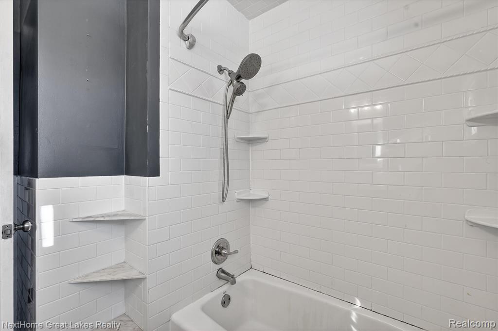819 Southwood Drive, Fenton, MI 48430 — Photo 24