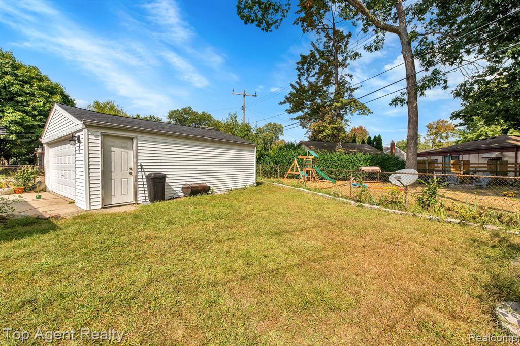 545 SONIA Avenue, Madison Heights, MI 48071 — Photo 27