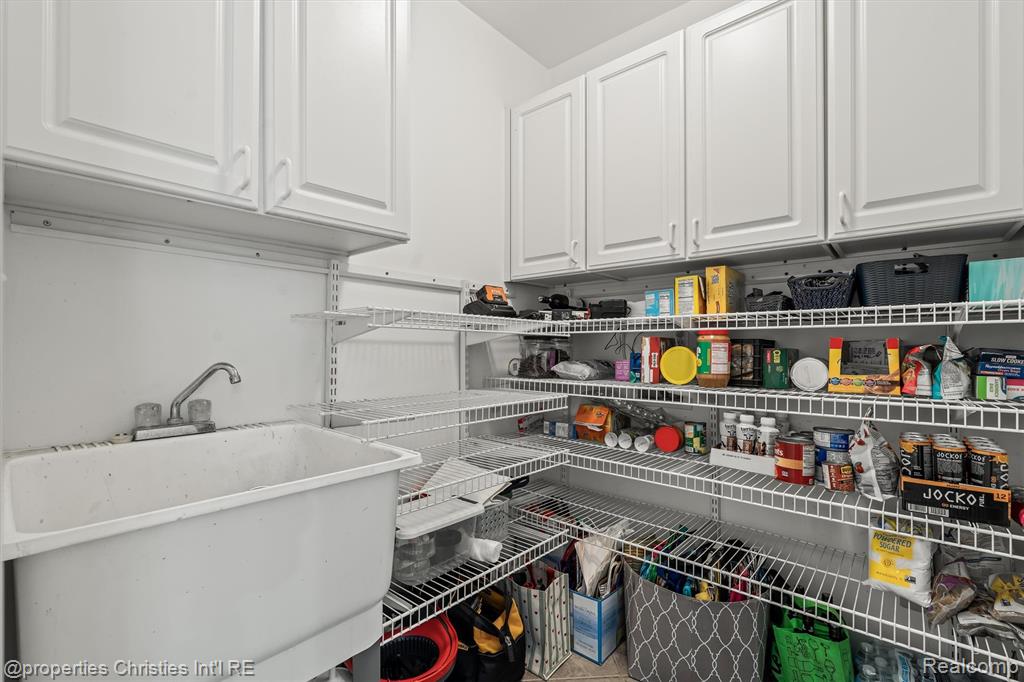 4709 Greenview Court, Commerce Twp, MI 48382 — Photo 15