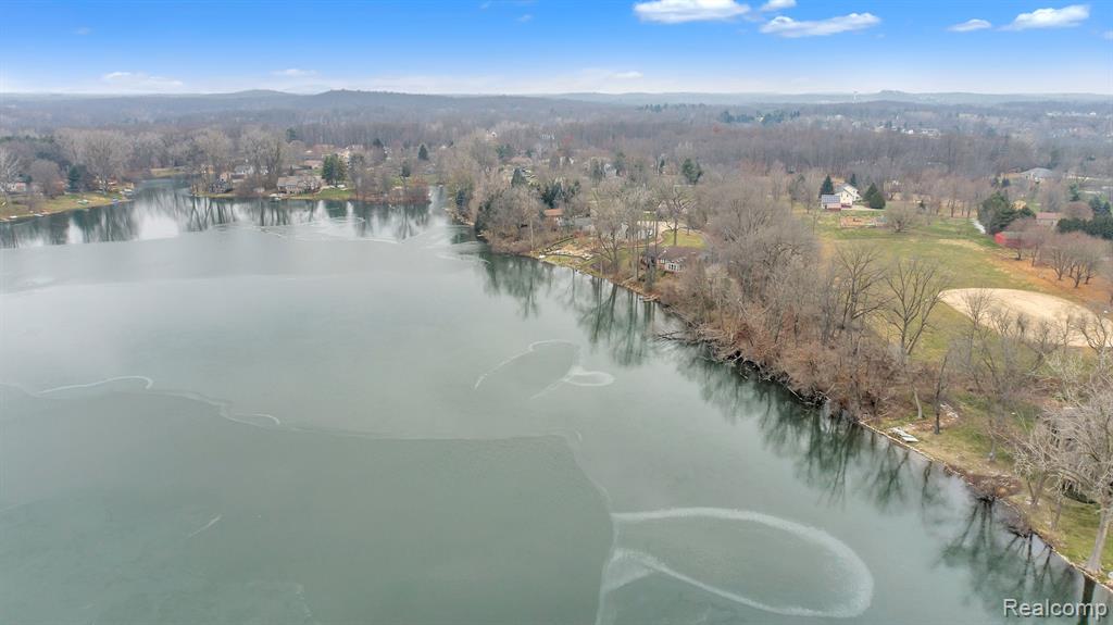 6133 LOCHMORE Drive, Commerce Twp, MI 48382 — Photo 42