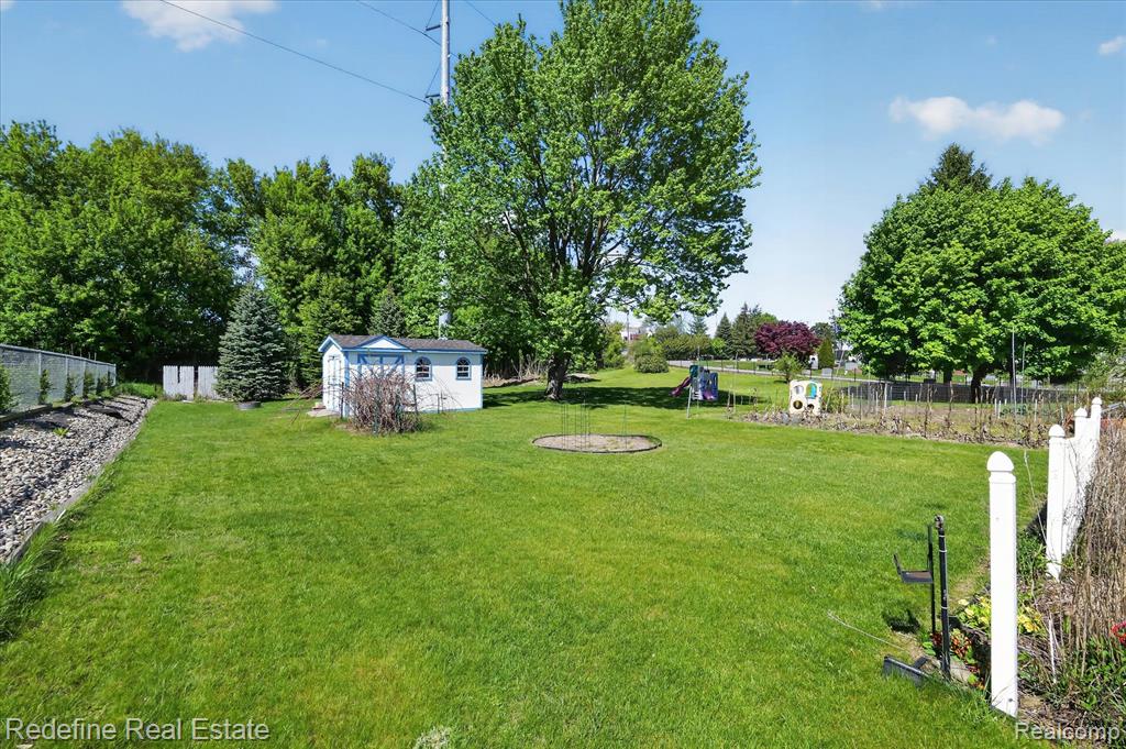 3207 Waukegan Street, Auburn Hills, MI 48326 — Photo 24