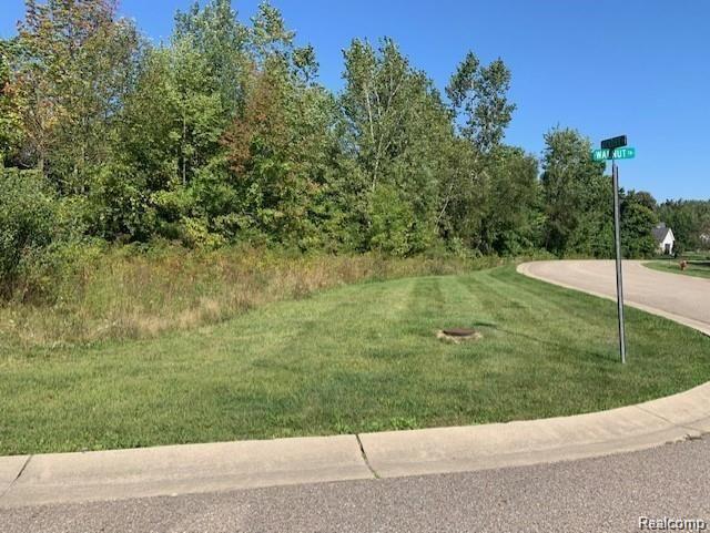 5156 Hickory Trail, Grand Blanc, MI 48439 — front exterior