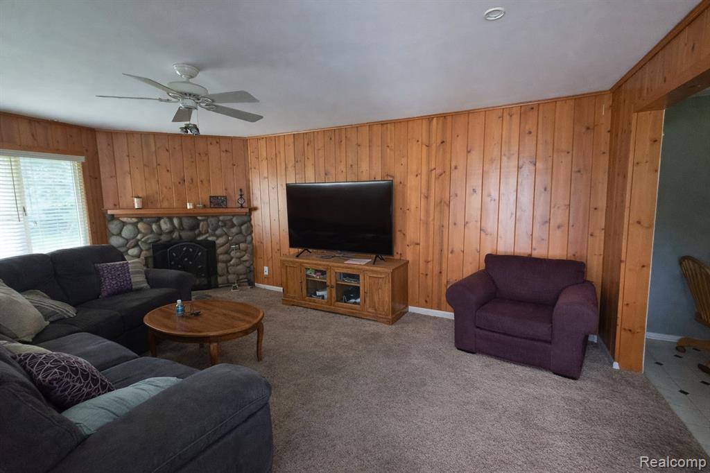 5969 Pleasant Drive, Waterford, MI 48329 — Photo 9