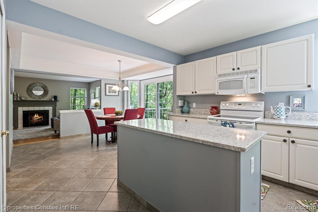 4709 Greenview Court, Commerce Twp, MI 48382 — Photo 11