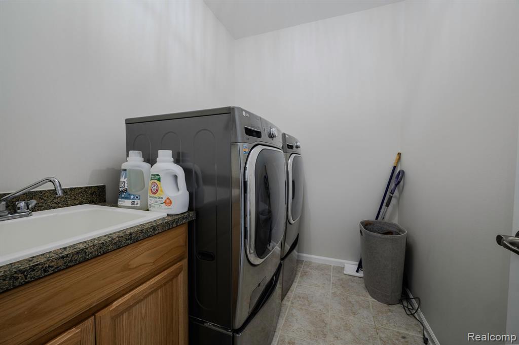 551 HUDSON Circle, South Lyon, MI 48178 — Photo 27
