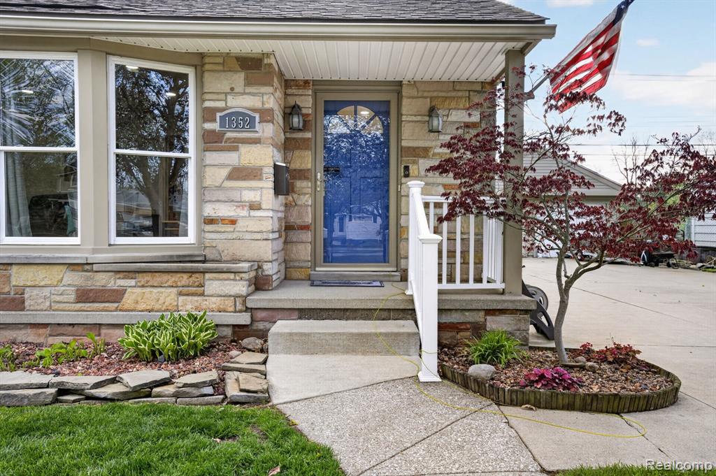 1352 Georgia Avenue, Marysville, MI 48040 — Photo 2