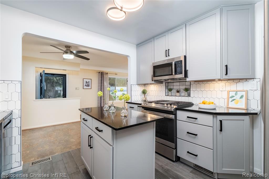 5661 Hubbell Street, Dearborn Heights, MI 48127 — Photo 12