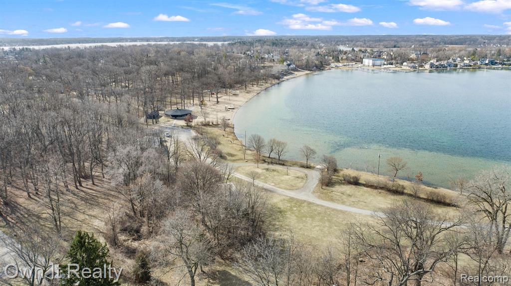 469 LAKESIDE Drive, Waterford, MI 48328 — Photo 33