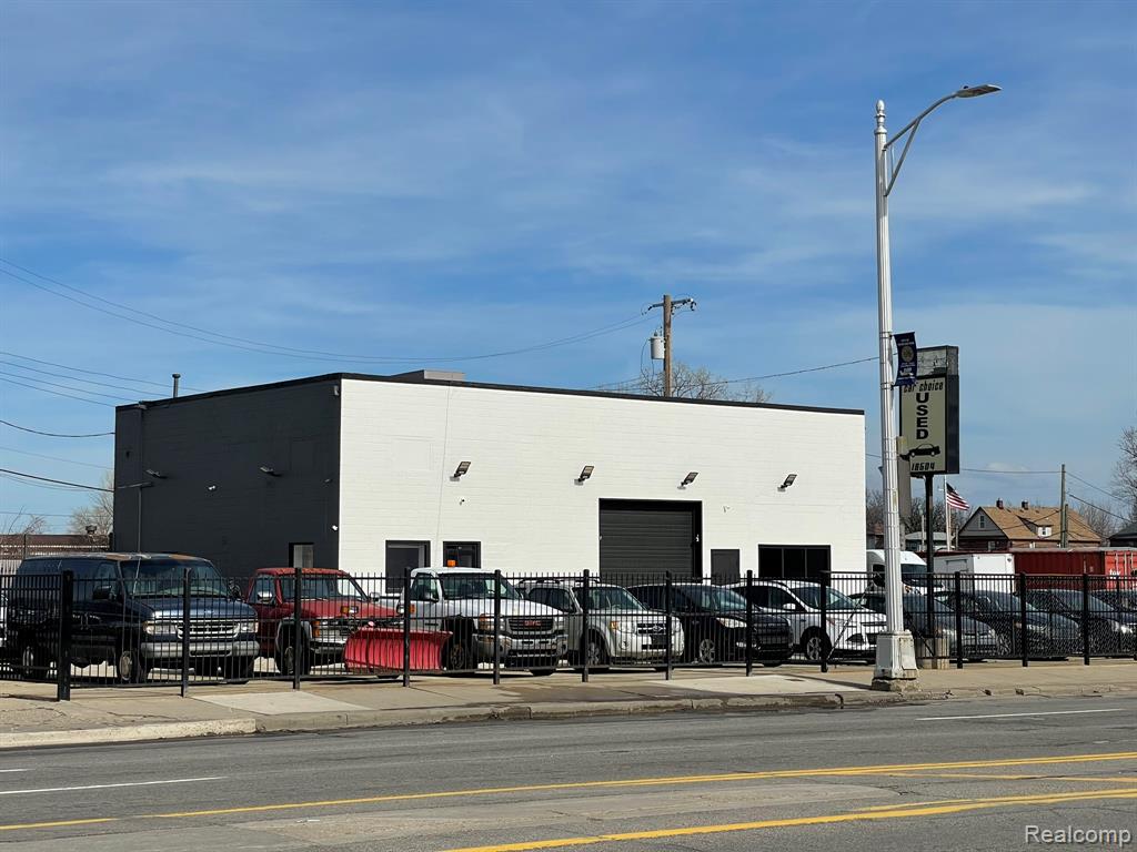 16504 Woodward Avenue - Photo 2