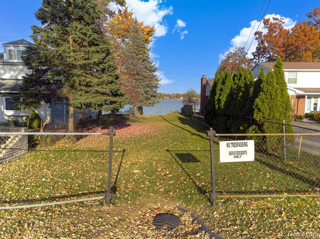 5404 SARVIS Avenue, Waterford, MI 48327 — Photo 3