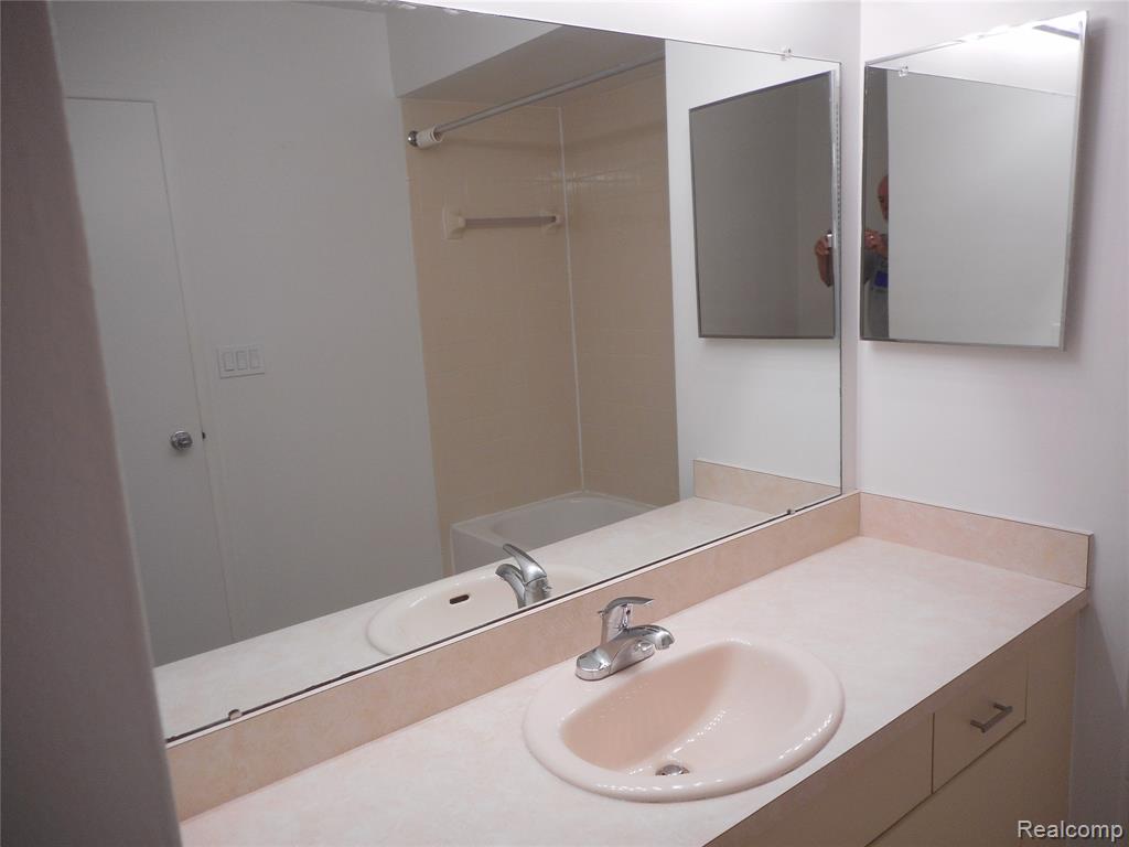 37066 Kirkshire Court, Farmington, MI 48331 — Photo 12