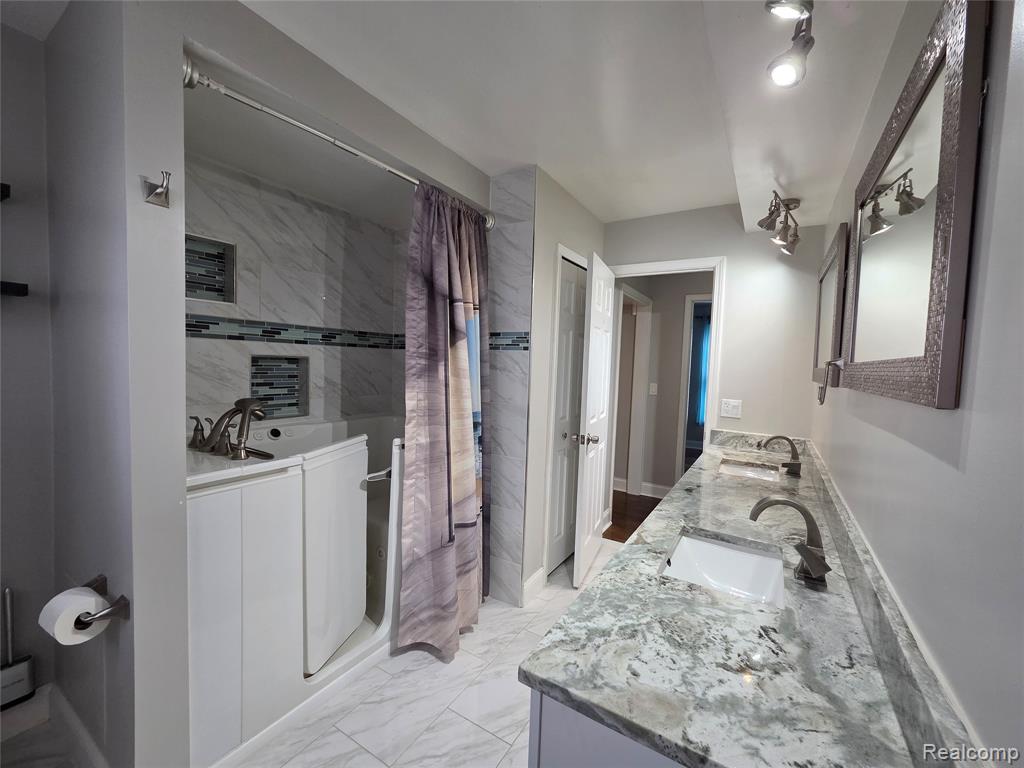 5372 Moceri Lane, Grand Blanc, MI 48439 — Photo 18