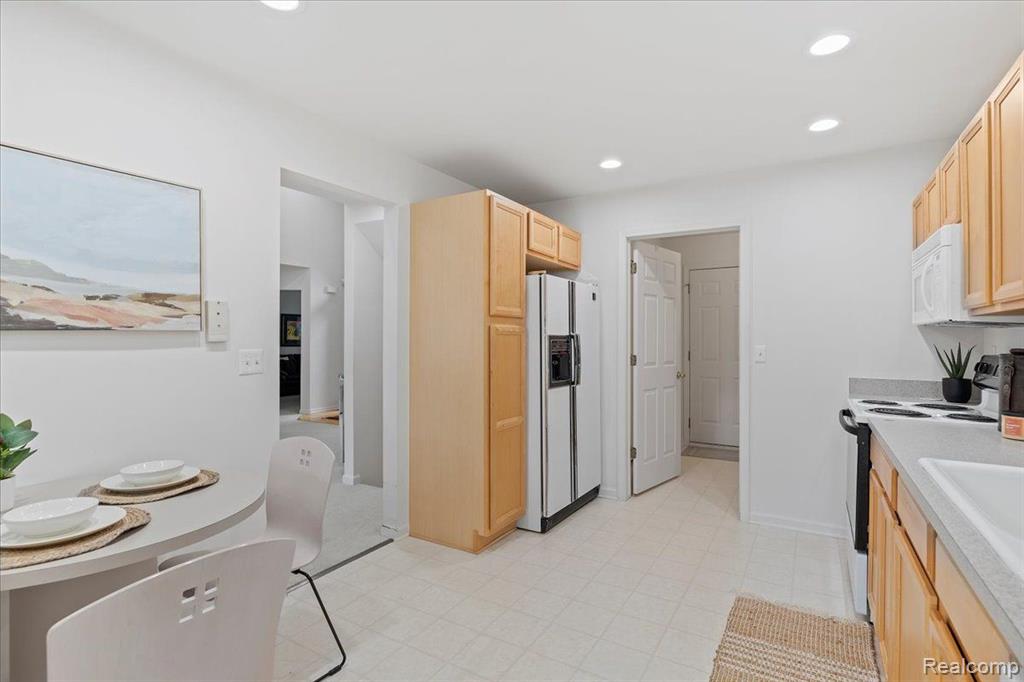 2076 RED MAPLE Lane, Commerce Twp, MI 48390 — Photo 14