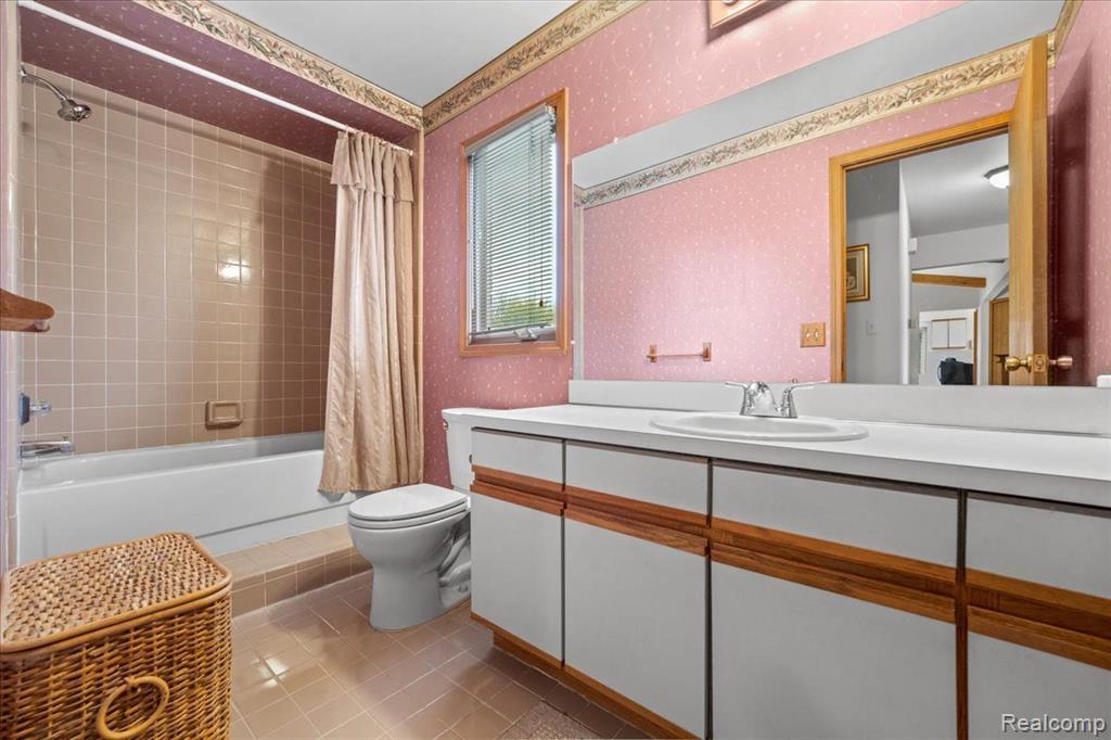 40643 WOODSIDE Drive, Clinton Twp, MI 48038 — Photo 19