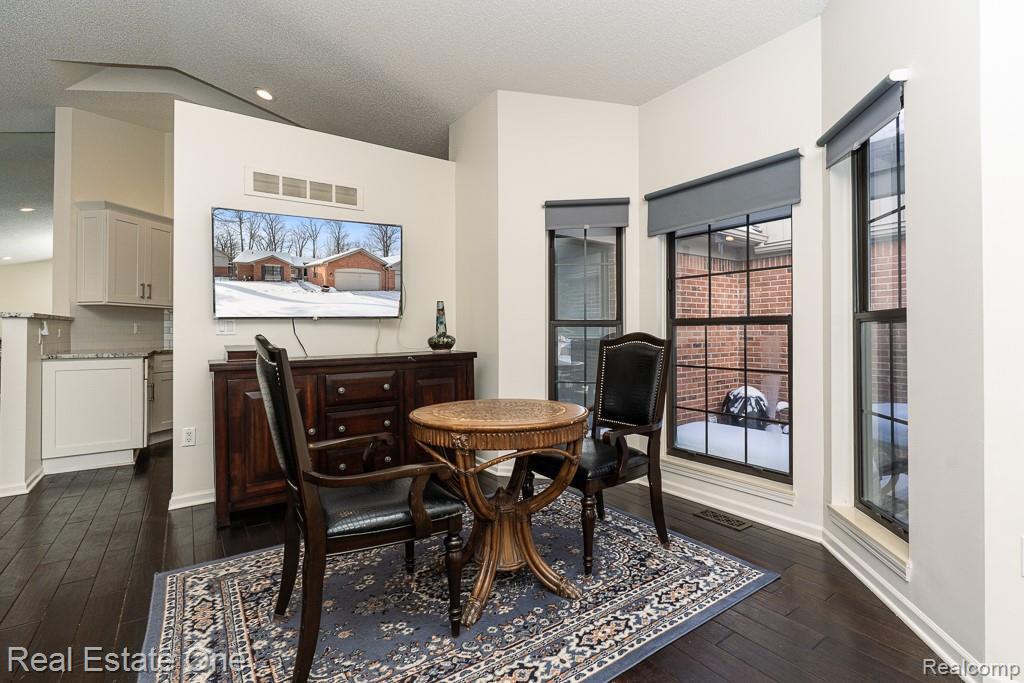 7086 Danbrooke Court, West Bloomfield, MI — Photo 11