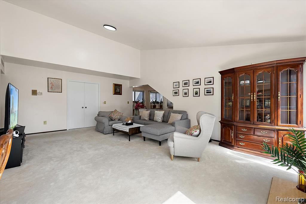 7361 Radcliff Drive, West Bloomfield, MI — Photo 7