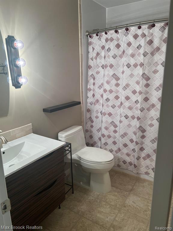 2661 KINGSTOWNE Drive, Commerce Twp, MI 48390 — Photo 8