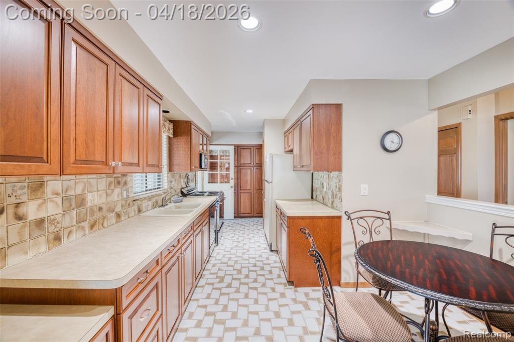 35631 Heritage Lane, Farmington, MI 48335 — Photo 12
