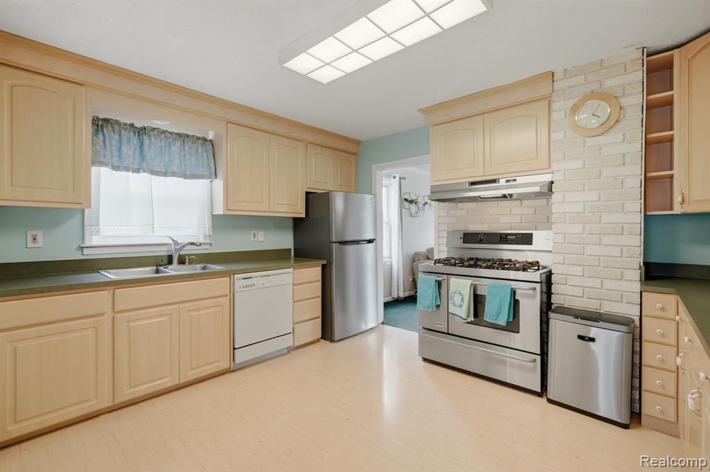 5735 N Silvery Lane, Dearborn Heights, MI 48127 — Photo 9