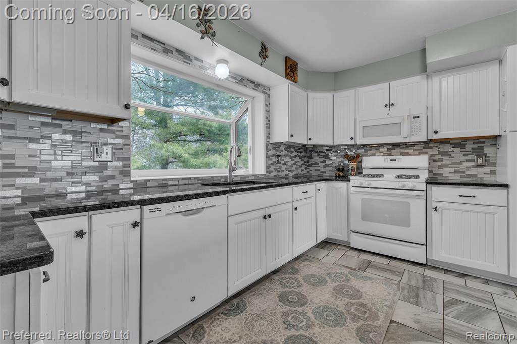 3525 Whitfield Drive, Waterford, MI 48329 — Photo 31