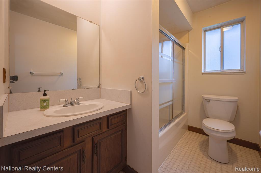 47445 DEQUINDRE Road, Rochester Hills, MI 48307 — Photo 15