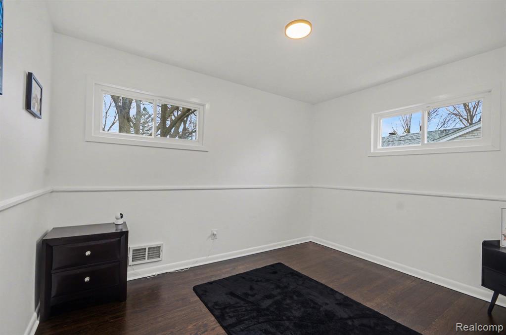 9871 Doris Street, Livonia, MI 48150 — Photo 12