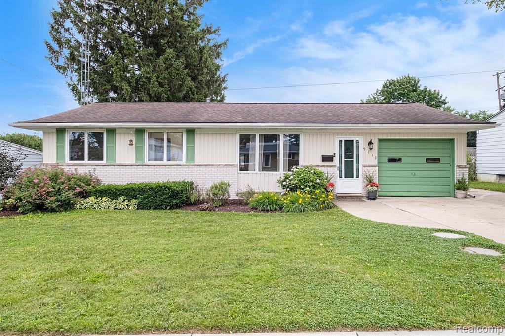 9119 CHESTERFIELD Drive, Swartz Creek, MI 48473 — front exterior