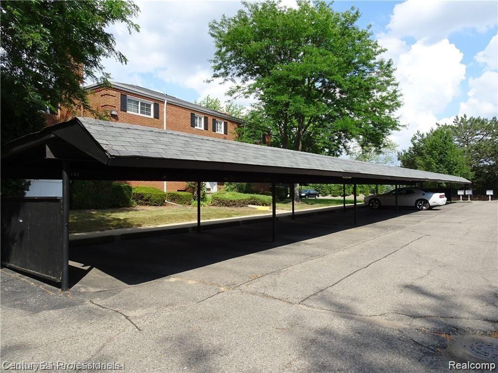 616 E Fox Hills Drive, Bloomfield Hills, MI 48304 — Photo 39