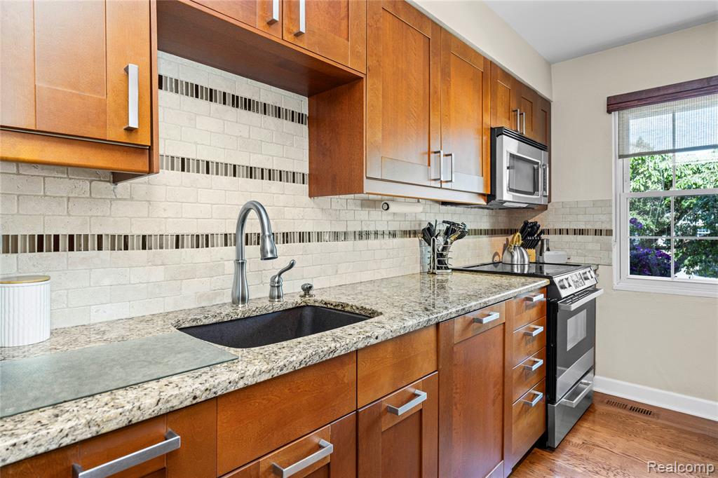 42683 Savoy Court, Northville, MI 48167 — Photo 12