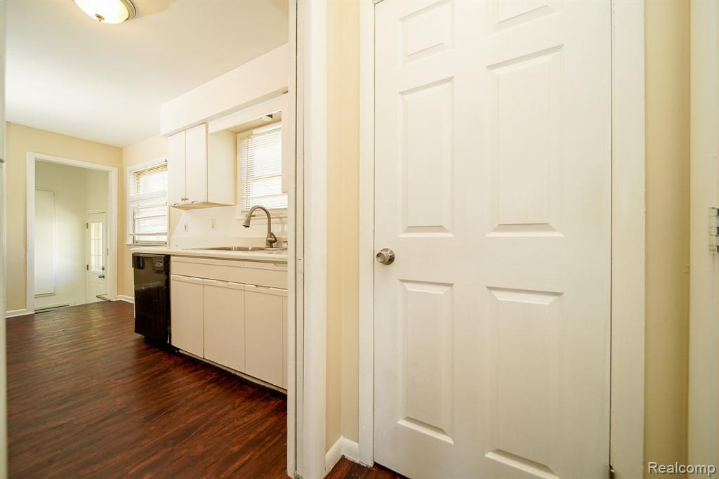 4620 DUDLEY Street, Dearborn Heights, MI 48125 — Photo 9