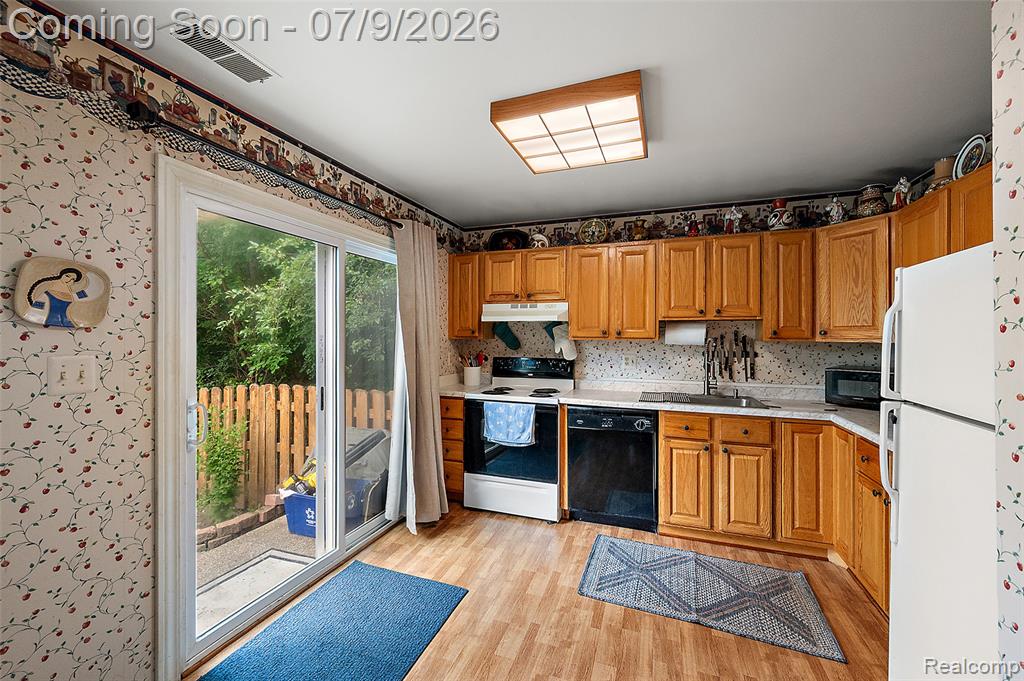930 Little Hill Court, Rochester Hills, MI 48307 — Photo 24