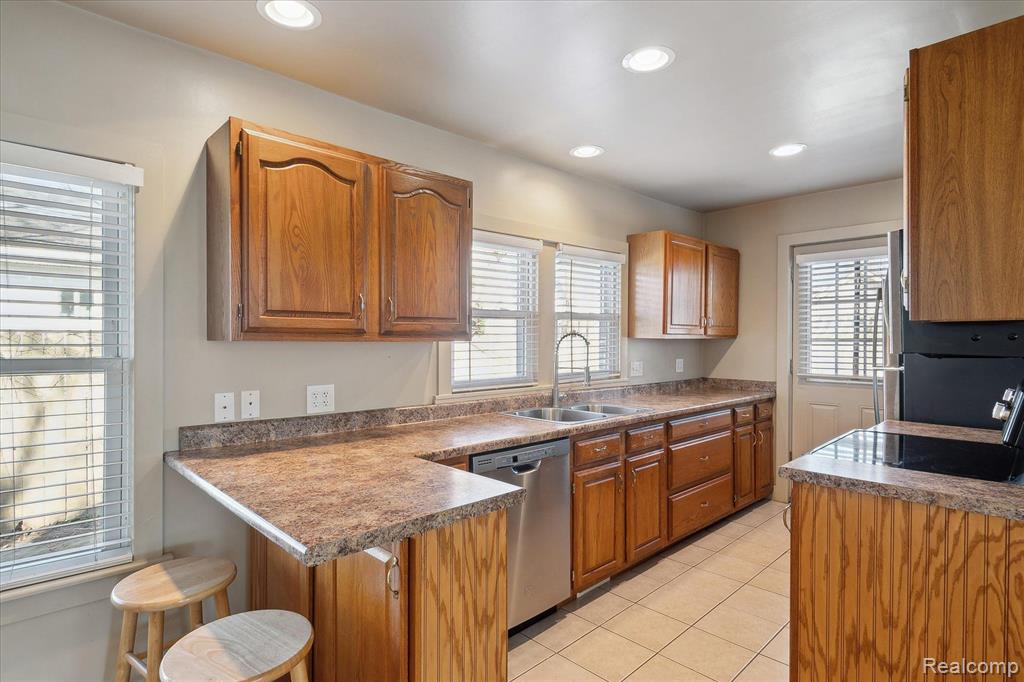 98 WATERLY Avenue, Waterford, MI 48328 — Photo 6