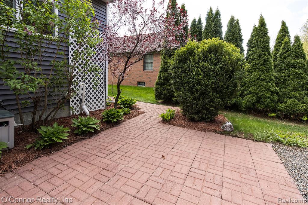 910 Hunter Court, Marysville, MI 48040 — Photo 32