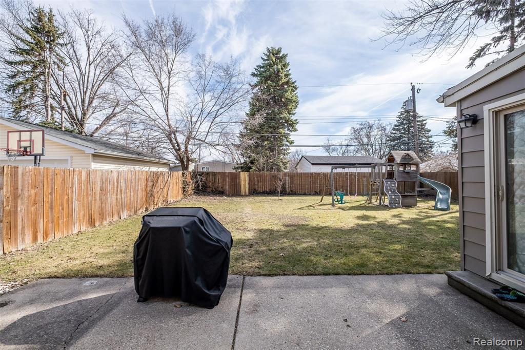 39856 Parklawn Drive, Sterling Heights, MI 48313 — Photo 45