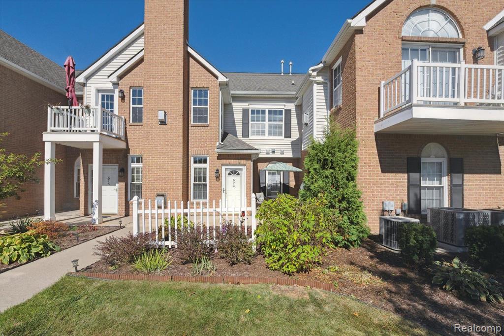 674 OLDE ENGLISH Circle, Howell, MI 48855 — front exterior