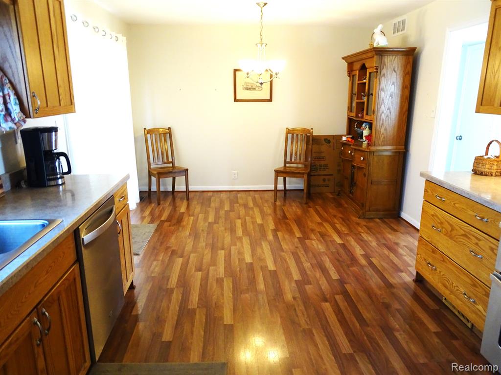 5232 GREENLEAF Drive, Swartz Creek, MI 48473 — Photo 4