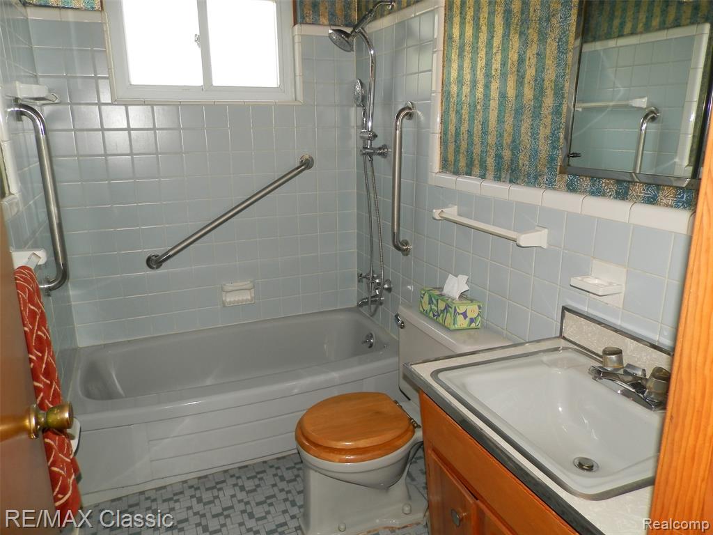 7736 Berwick Drive, Westland, MI — Photo 12