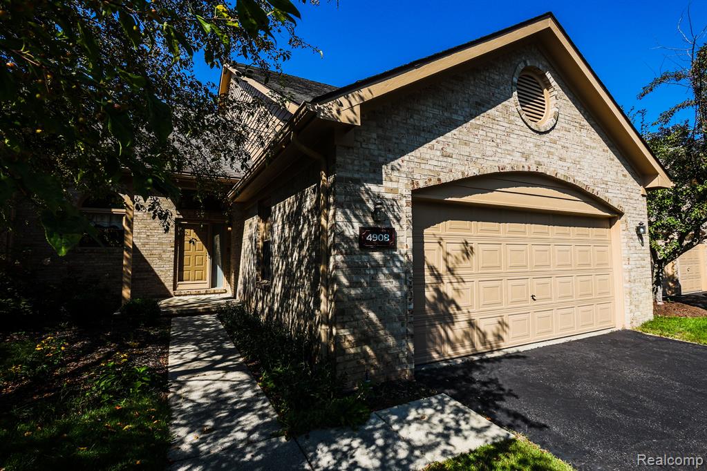 4908 FAIRWAYS Drive, Brighton, MI 48116 — Photo 28