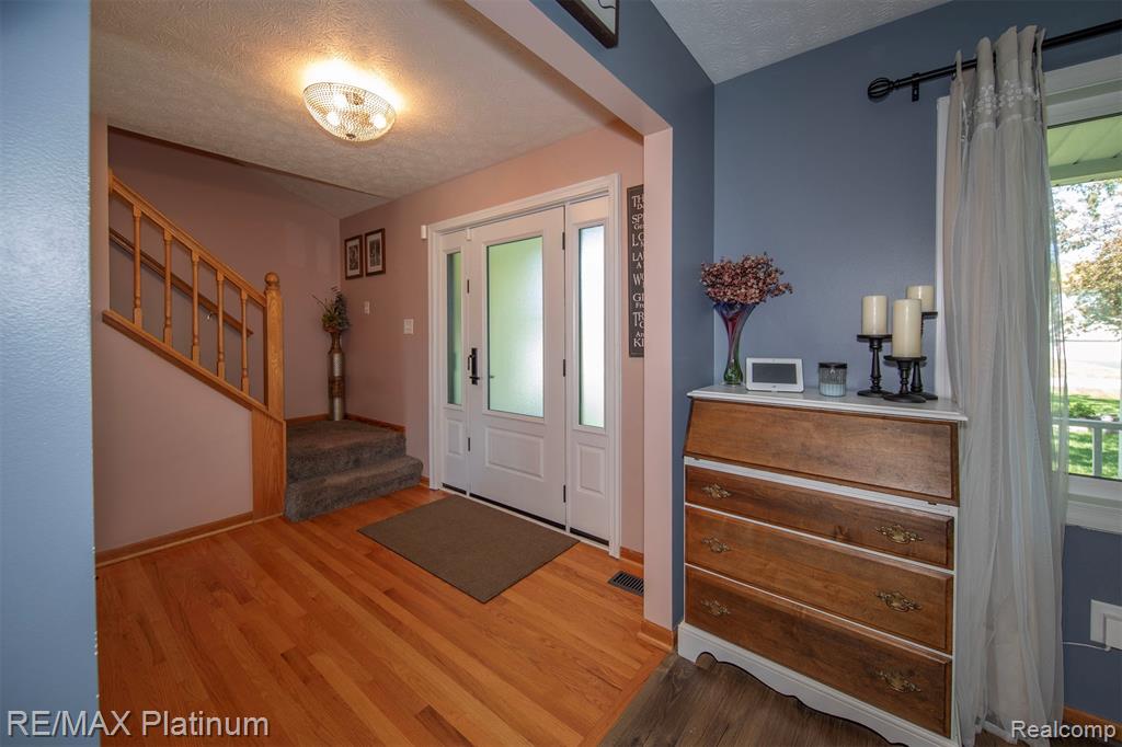 9633 Fairfax Drive W, Pinckney, MI 48169 — Photo 3